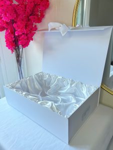 Boîte cadeau satinée blanche