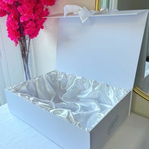 Boîte cadeau satinée blanche
