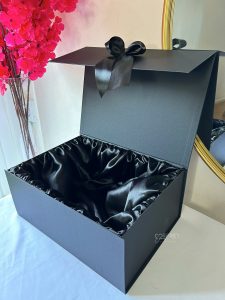 Boîte cadeau satinée noire