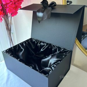 Boîte cadeau satinée noire